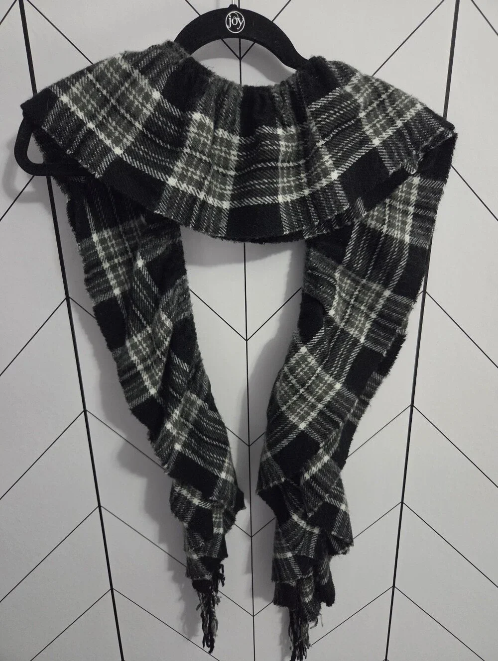 Plaid Scarf with Unique Elastic Ruched Detail. Fringe Hem Black & White Grey